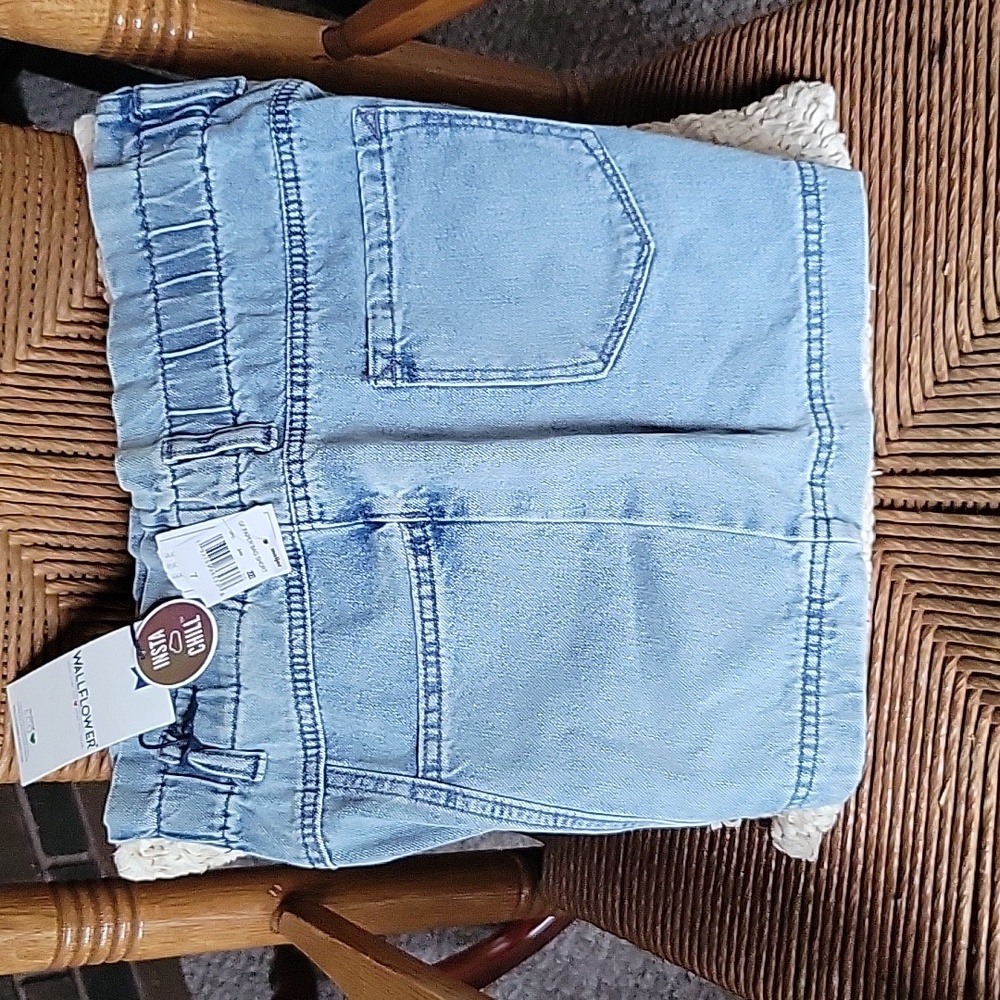 Wallflower GF paper bag shorts, size 7 - Picture 4 of 9
